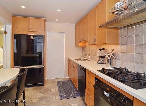 4th image of 1855 N Hudson Ave #A