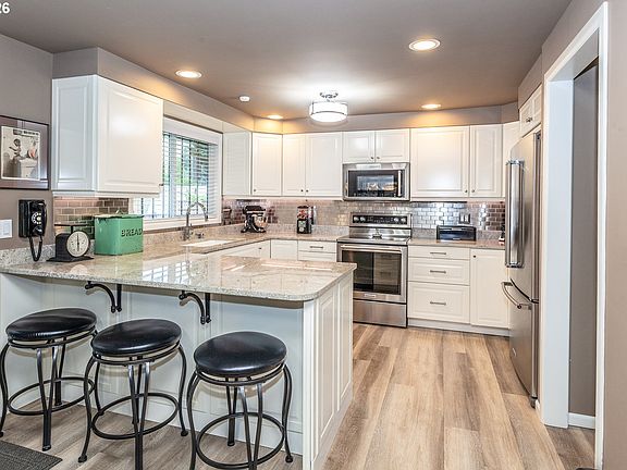 4th image of 15065 SE Brightwood Ave