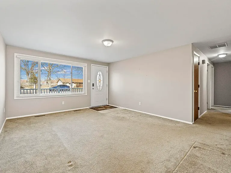 603 E Warfield St — Photo 4