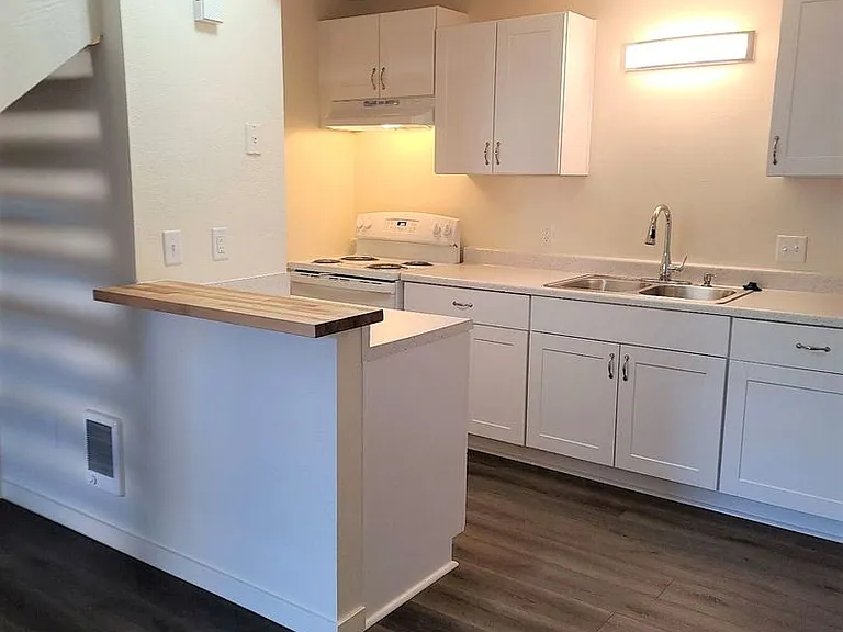 614 Grand Ave — Photo 8