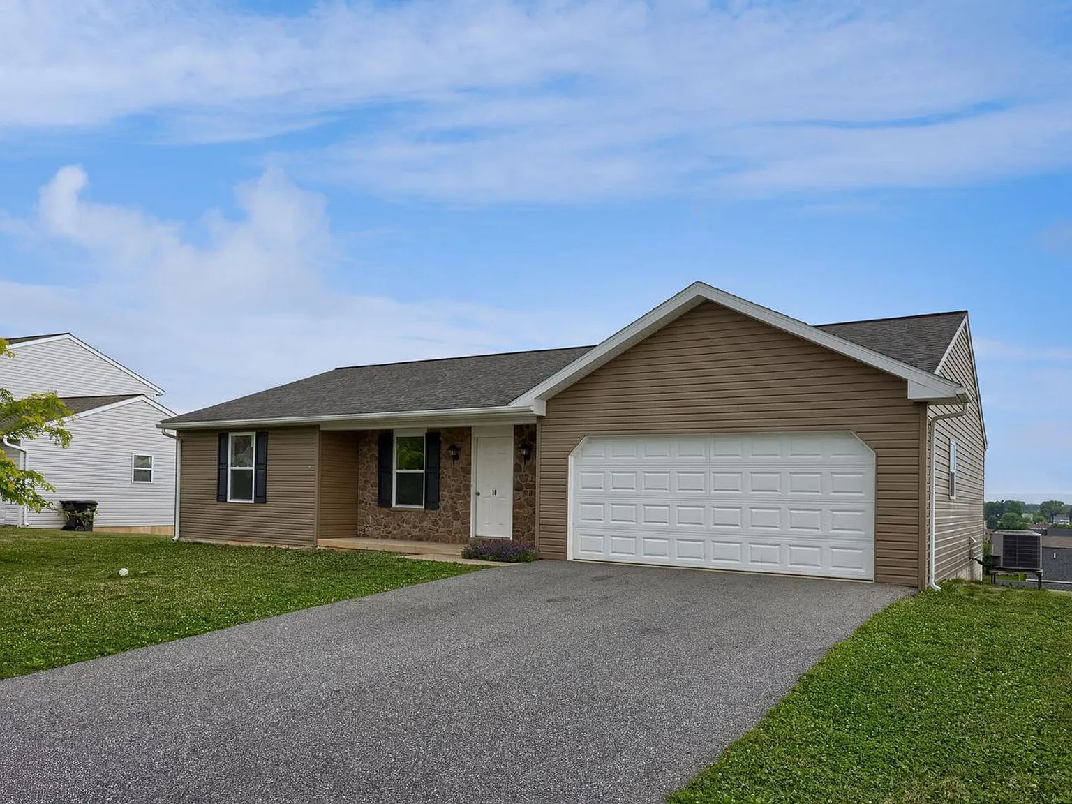 3 bed, 1.5 bath, 1344 sqft, $1,795 — Photo 3