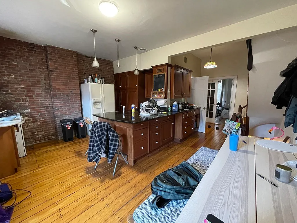 3 bed, 1200 sqft, $5,200 — Photo 2