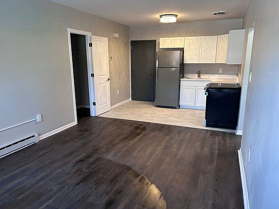 3rd image of 97 Fern St APT 10