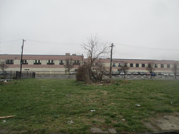 2nd image of 124 Bay St