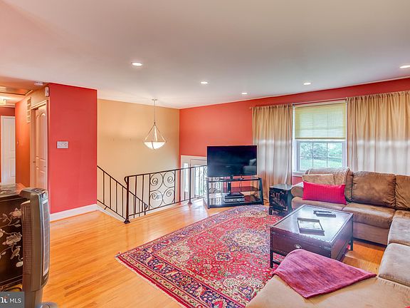 3rd image of 637 Croyden Dr