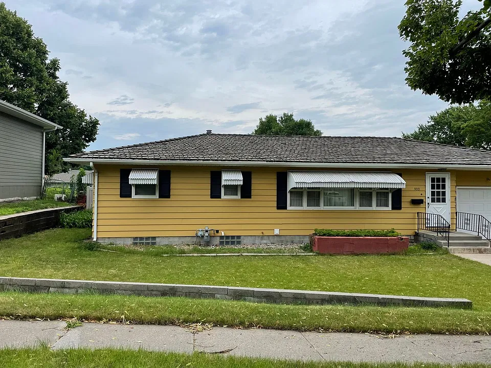 900 Walnut Ave