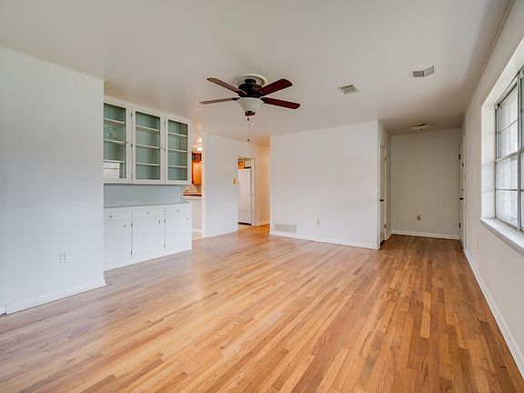 4th image of 820 Ash St