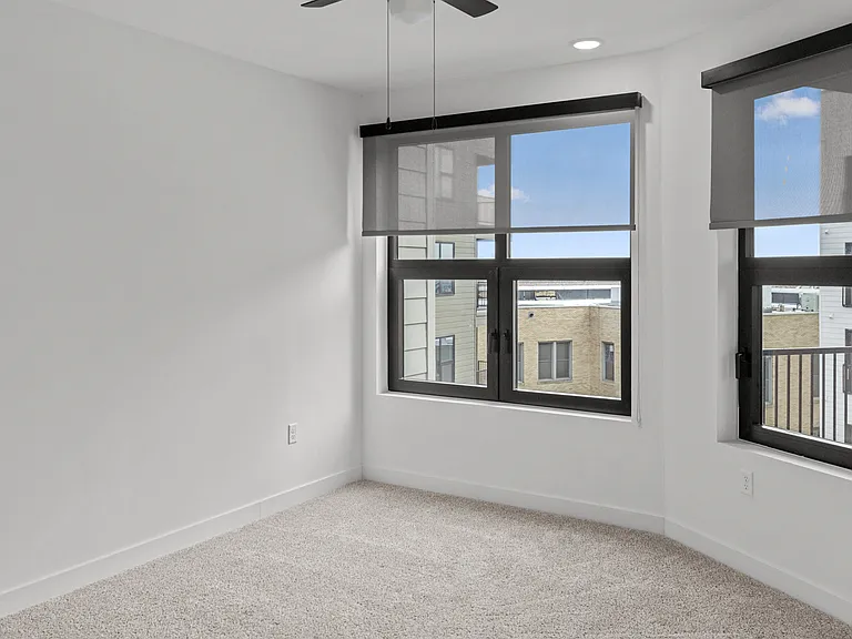 825 W 40th St #518 — Photo 7