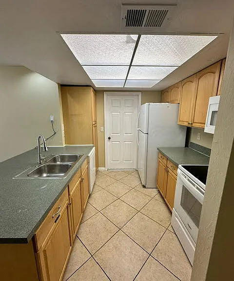 3620 SW 7th Pl — Photo 5