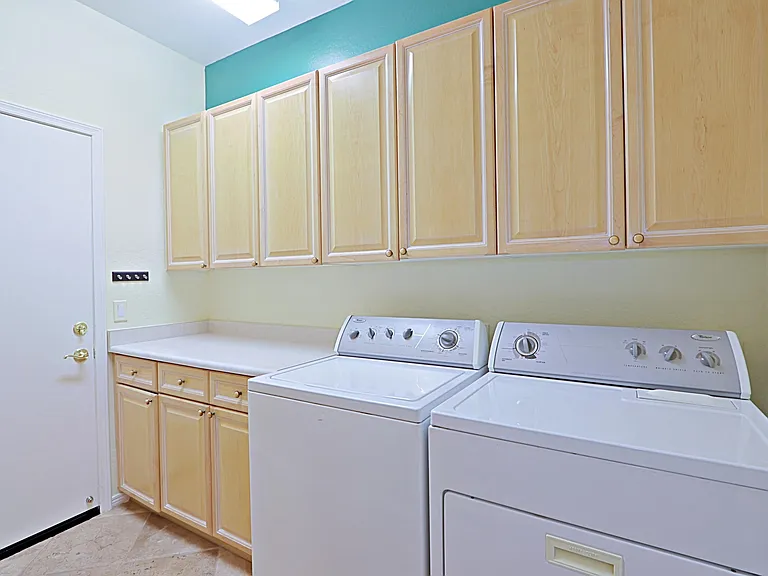 6747 E Eagle Feather Rd — Photo 27