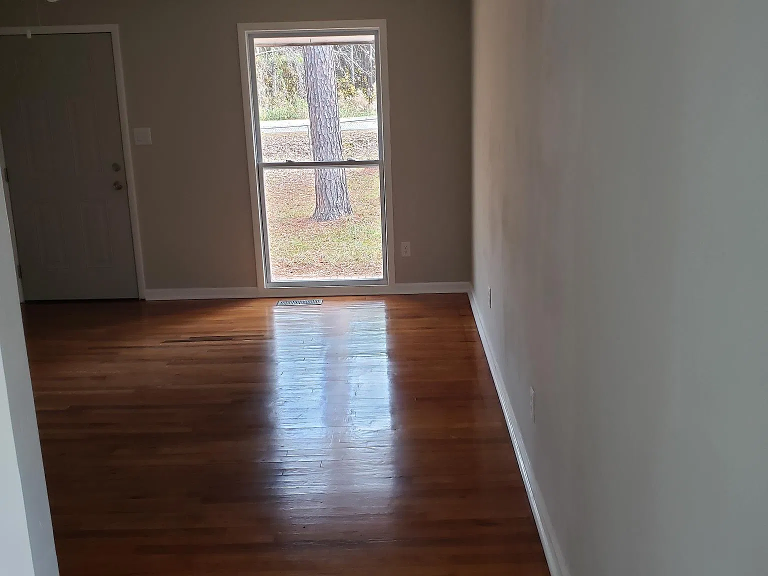 3 bed, 1.5 bath, 945 sqft, $1,300 — Photo 3