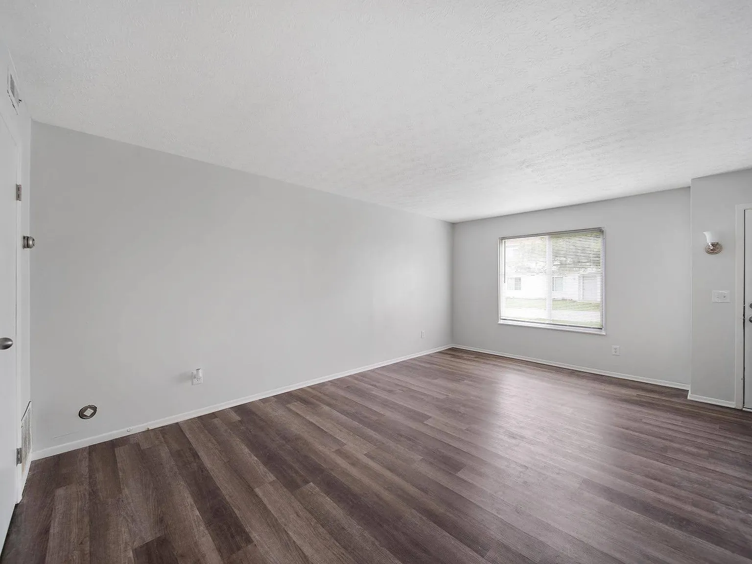2 bed, 1.5 bath, 1000 sqft, $1,250 — Photo 2