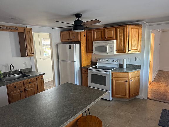 3rd image of 106 Cottage St Floor 2
