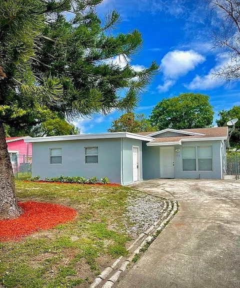 121 NW 7th Ct — Photo 3