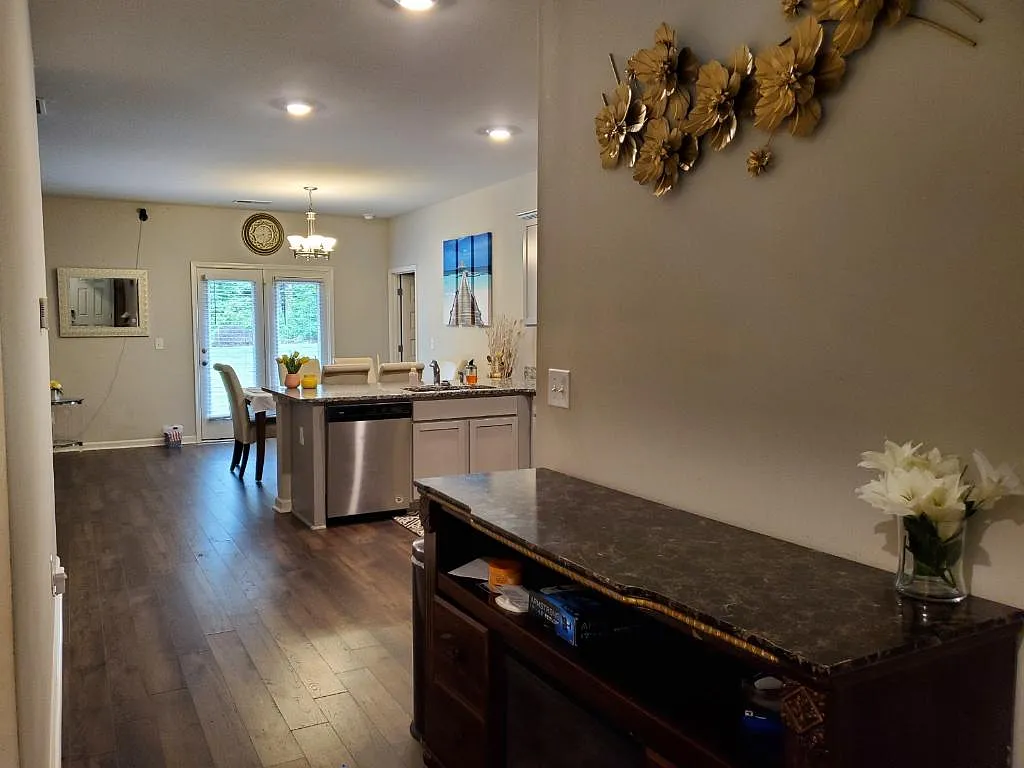 3 bed, 1339 sqft, $2,050 — Photo 2