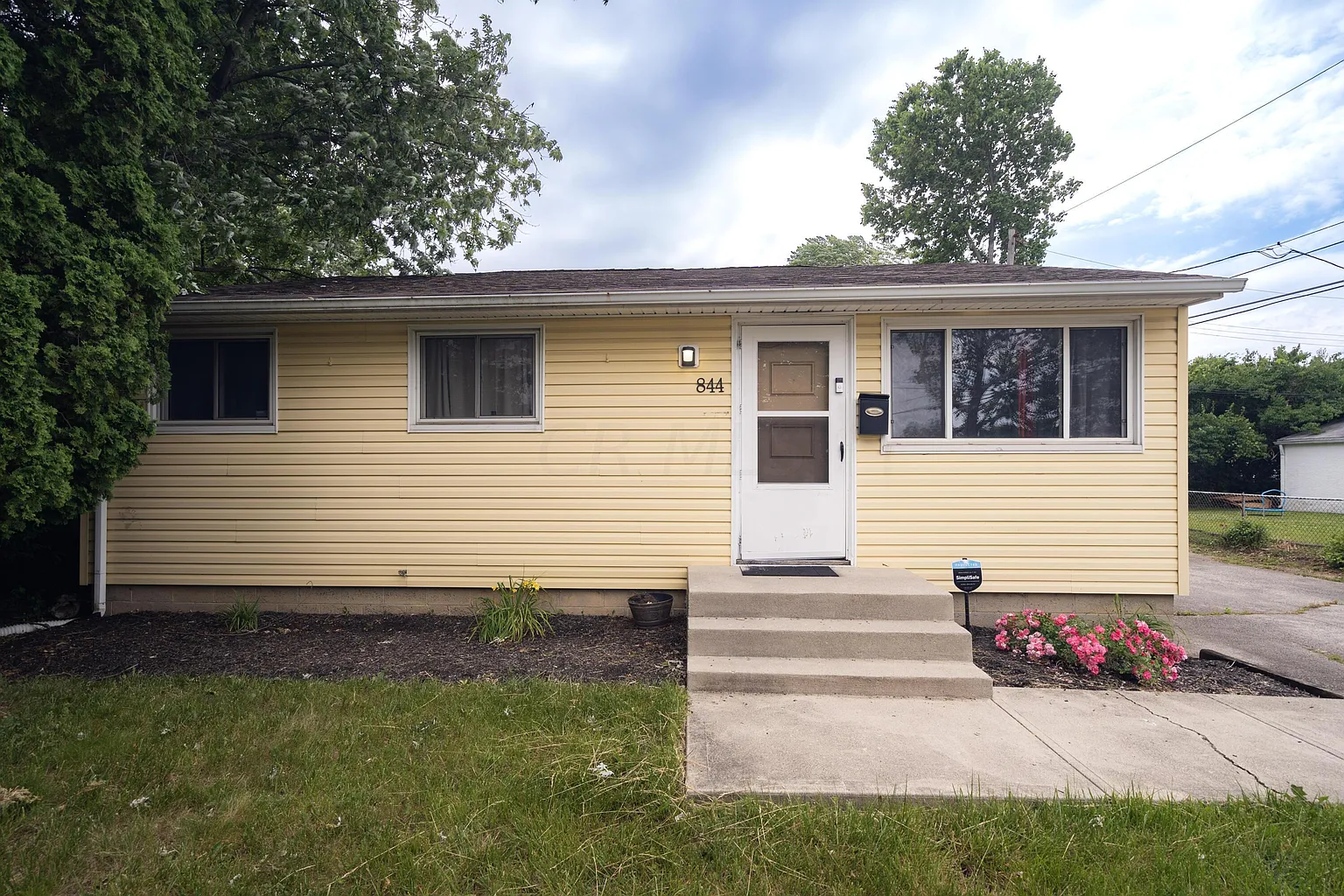 844 Harwood Dr photo 1