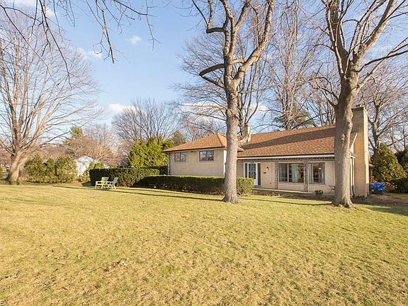 3rd image of 21675 Hilliard Blvd