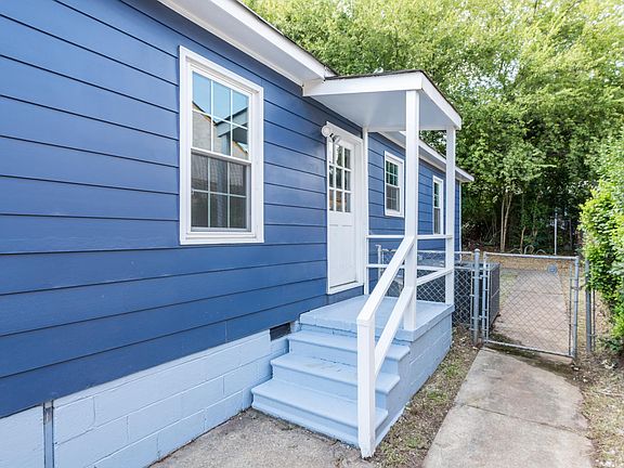 Side porch entrance off of driveway into the kitchen
