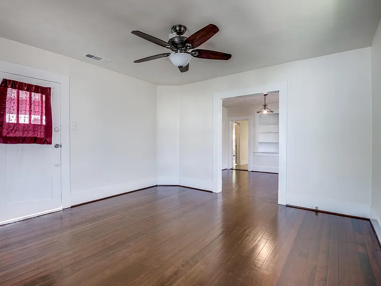 210 E Standifer St — Photo 6