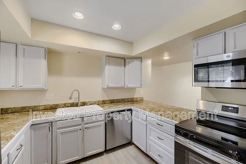 3 bed, 2.5 bath, 1622 sqft, $1,995 — Photo 4