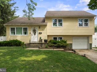 7 Tinker Dr, Mount Holly, NJ 08060