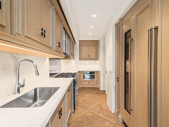 5th image of 27 E 79th St #910