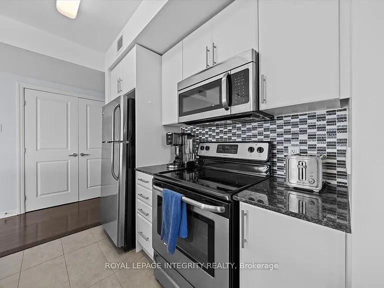 242 Rideau St #909 — Photo 16