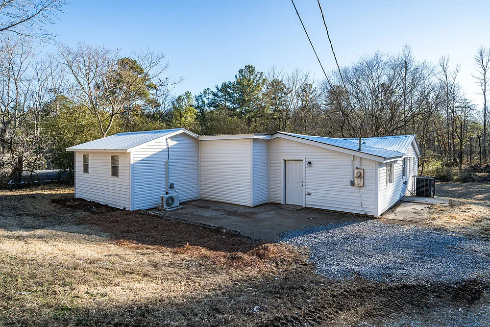 Fully Renovated 3BR/2BA Home on 2.67 Acres New Roof, AC, Appliances — Photo 4