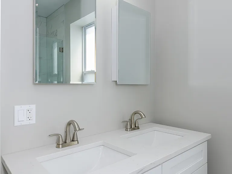818 N Oakley Blvd #2R — Photo 5