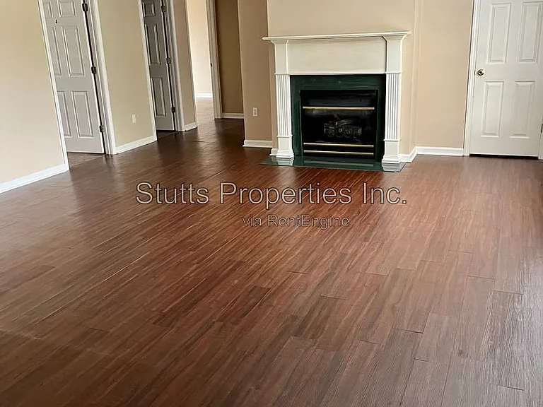 400 Jackson Ave #D — Photo 6