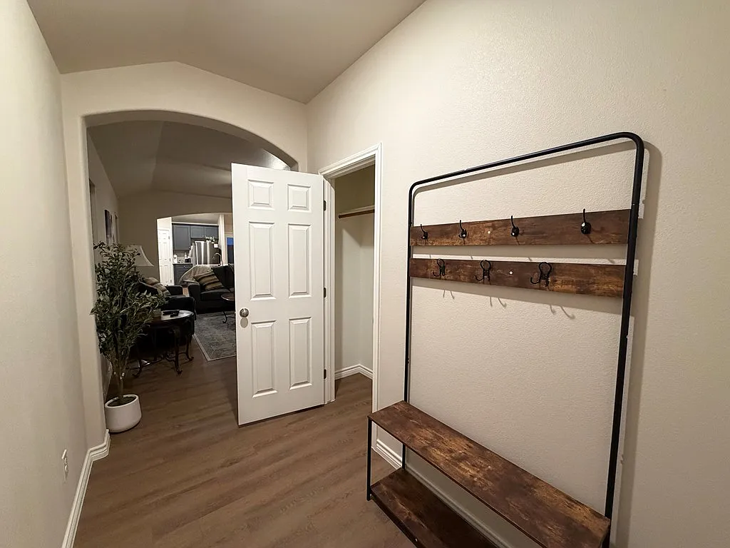 4 bed, 2.0 bath, 1933 sqft, $3,150 — Photo 2