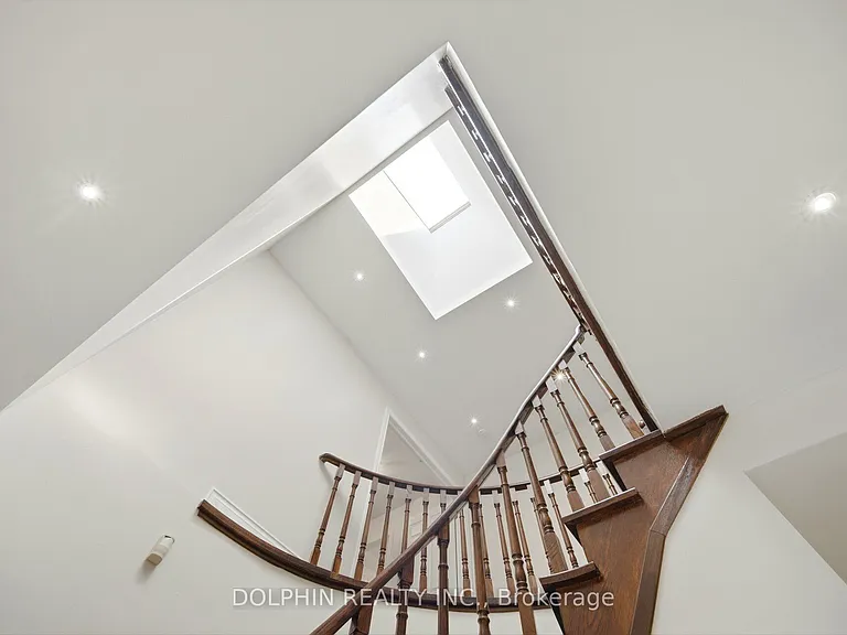 1090 Vanier Dr — Photo 42