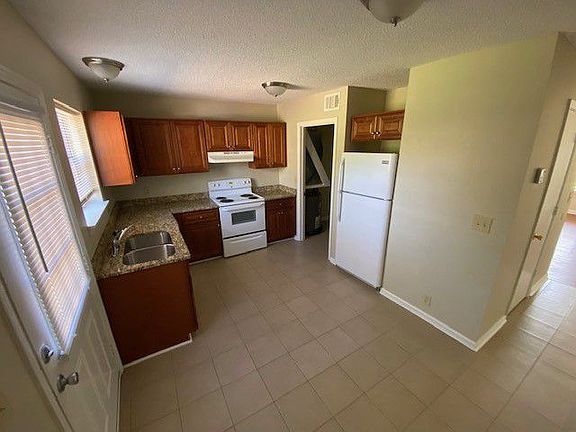 4th image of 626 Castlegate Dr