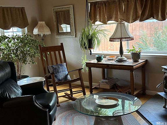 4th image of 1305 W Aylesbury Ct
