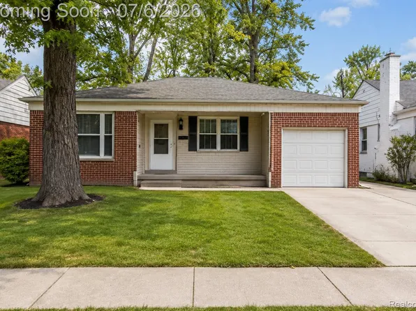 20882 Hawthorne St, Harper Woods, MI 48225