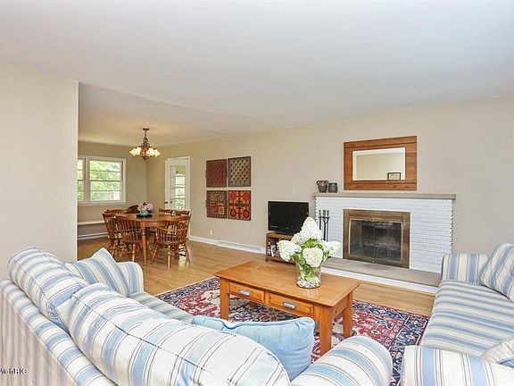 3rd image of 6713 Parkway Dr