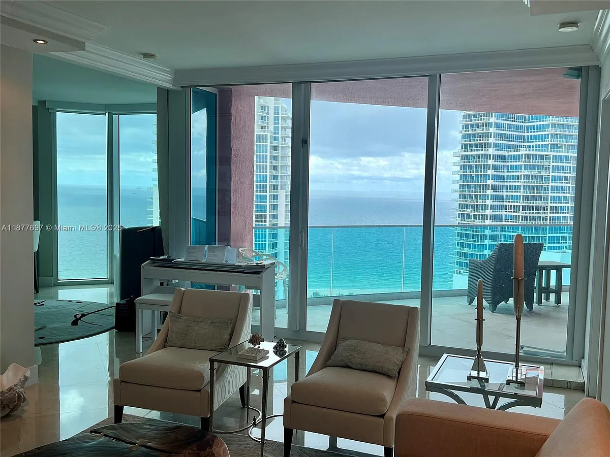 Building Photo - 300 S Pointe Dr #2806