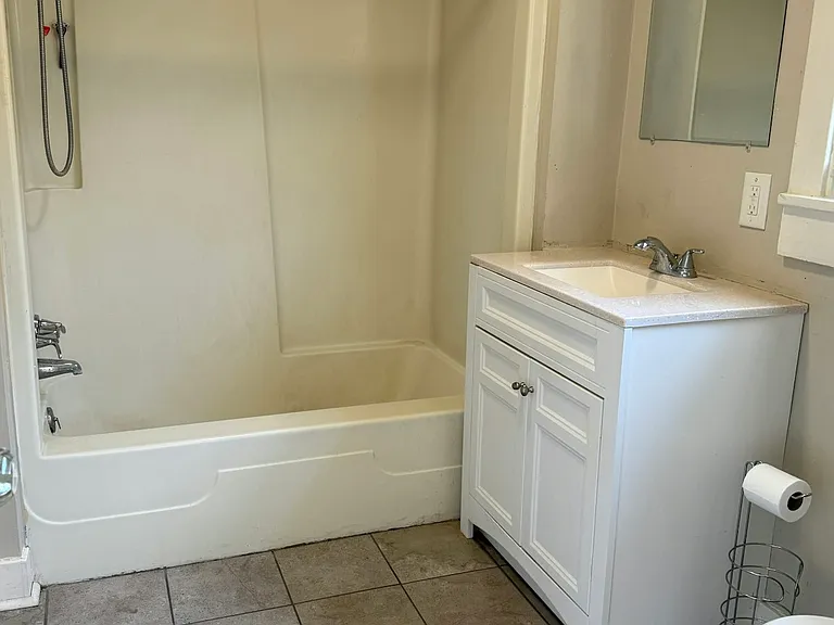 924 Hall St — Photo 10