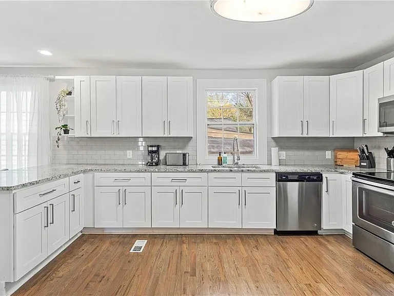 1026 Deckner Ave SW — Photo 5