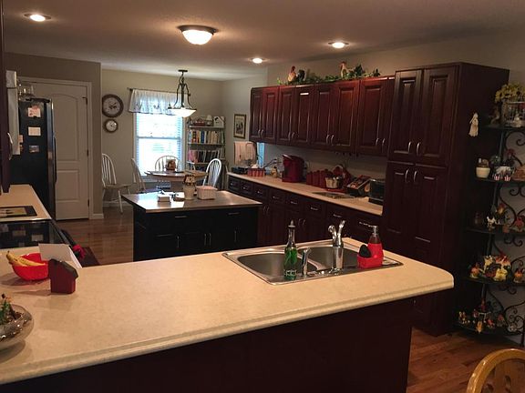 5th image of 544 Woodgate Dr