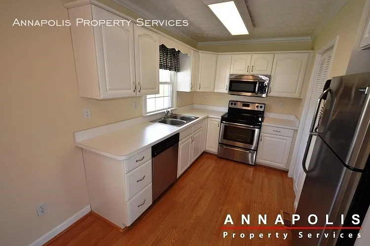 907 Hillside Ave — Photo 2