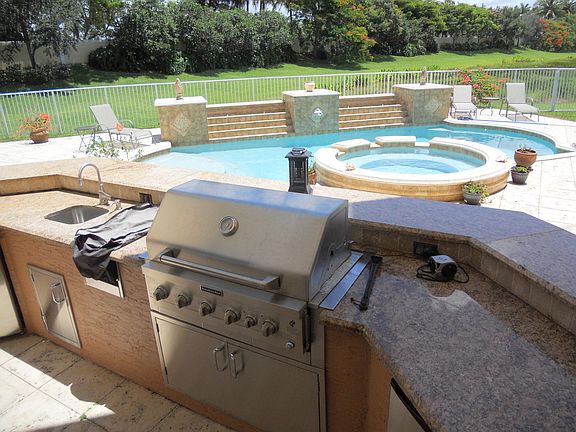 Outdoor Kitchen & Pool