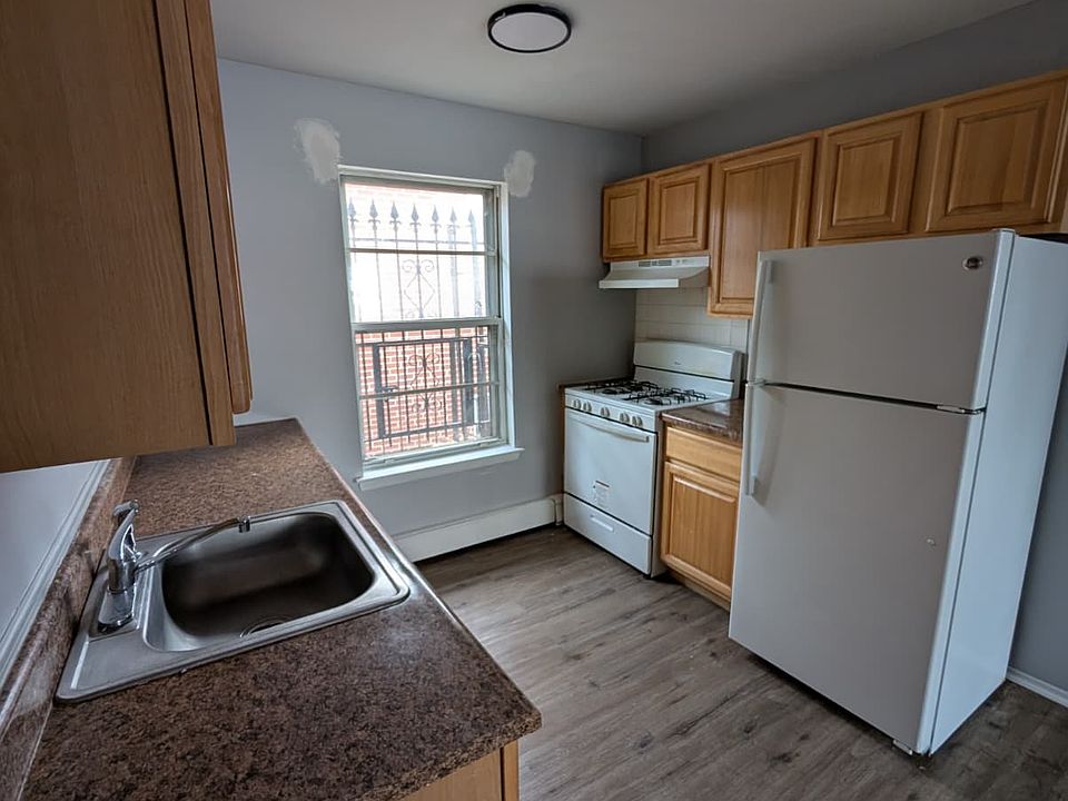 1st image of 54 W Stratford Pl #3