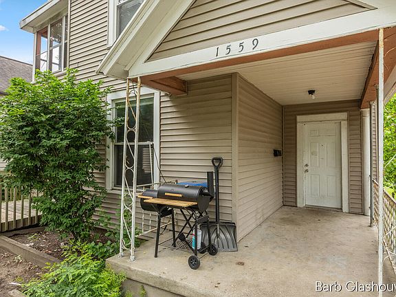 3rd image of 1559 Forrest Ave NE
