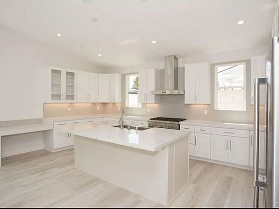 4th image of 2540 Elden Ave