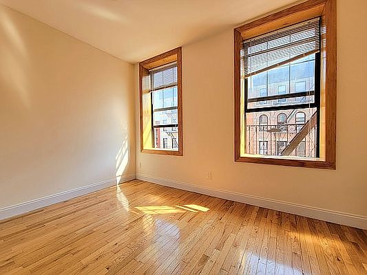 4th image of 111 E 7th St #3V