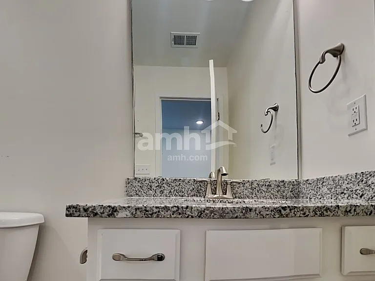 622 E Lionel Rd — Photo 13