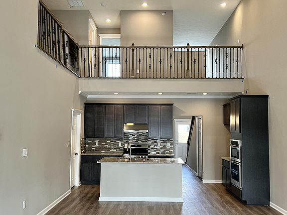 3rd image of 127 Blue Bird Ln