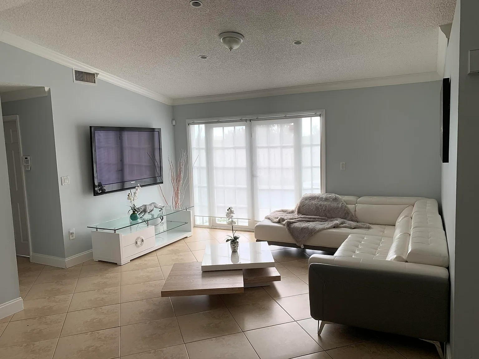 3 bed, 2.0 bath, 1423 sqft, $3,500 — Photo 4