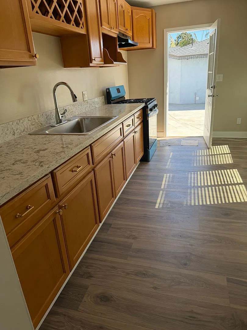 Newly Remodeled 2-1 House For Lease! Appliances A/C Available Now! — Photo 4